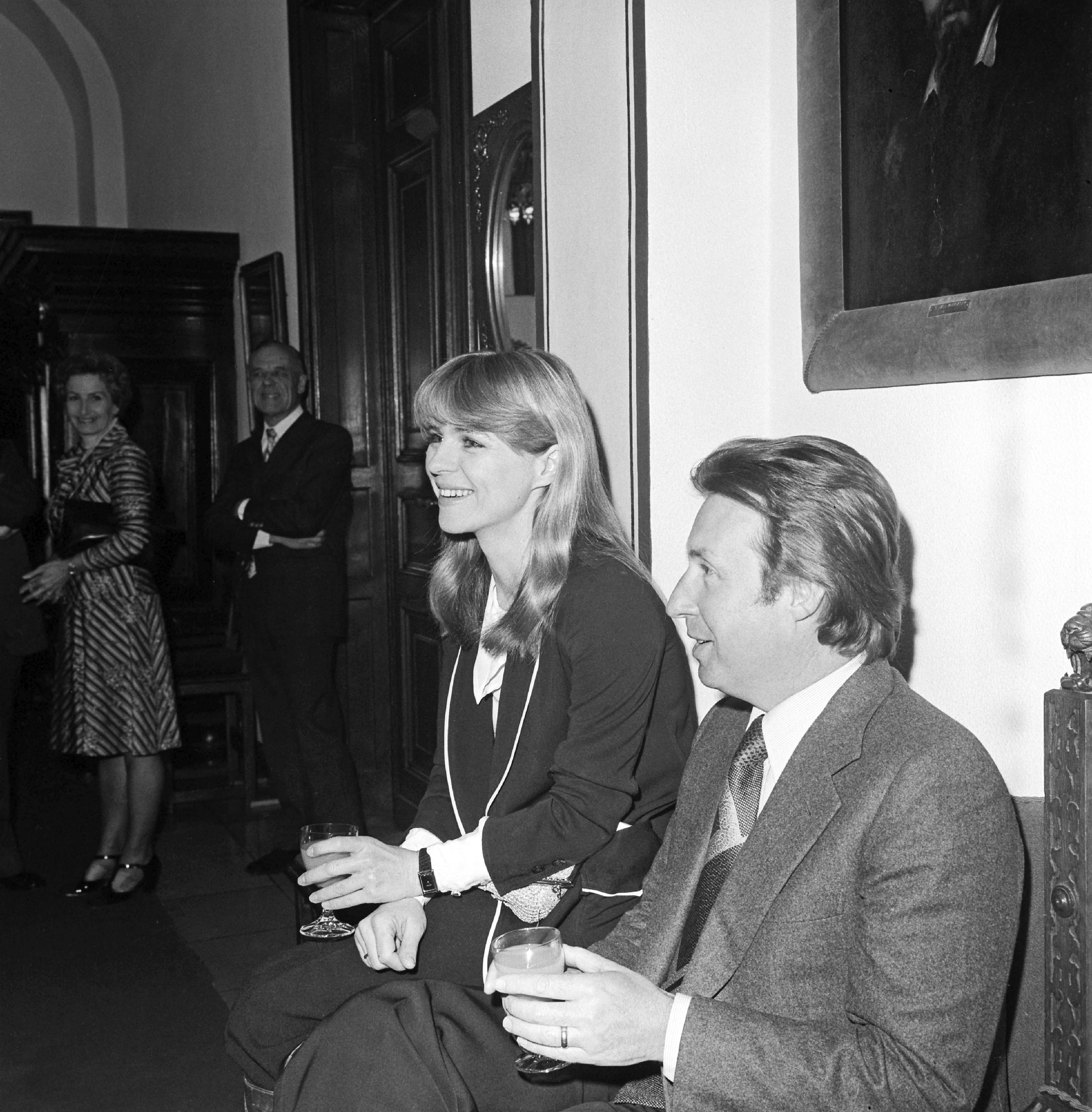 Verleihung des "Goldenen Bildschirms" Innenansicht: Sänger und Schauspieler Peter Alexander im Gespräch mit Sängerin und Schauspielerin Cornelia Froboess, 1976